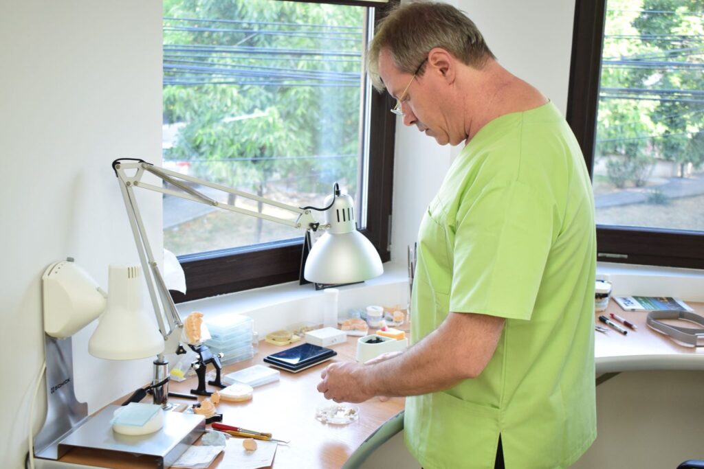 Cea mai performantă metodă de reconstrucție dentară, disponibilă în Craiova 1 71774567 963913093953344 3362321718973562880 n 1920x1280 1