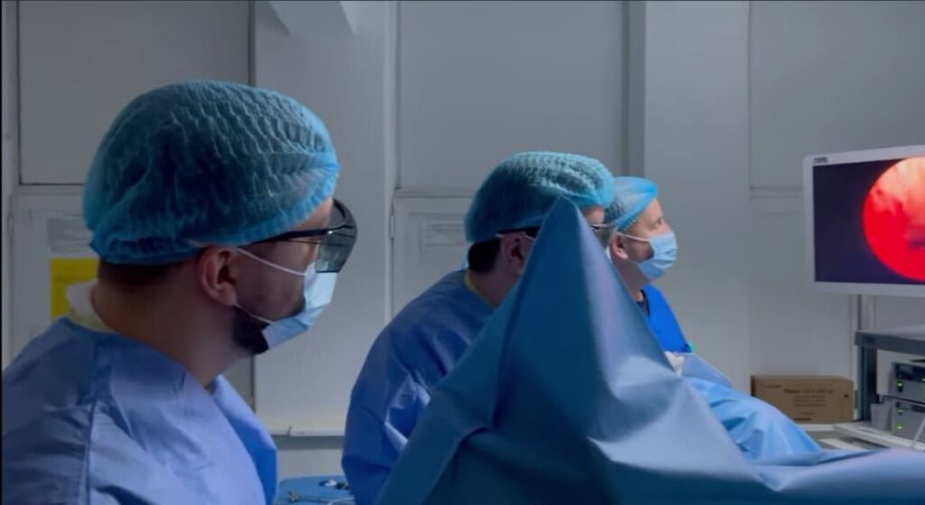 Bolnavii de la Urologie, operați cu aparatură veche. Prima donație în 20 de ani, oferită de RURIS. Dr. Paul Tomescu, șeful clinicii de Urologie, SJU Craiova: „Avem nevoie de dotare minimă” 2 153169934 971843443348432 8186325463273084729 n