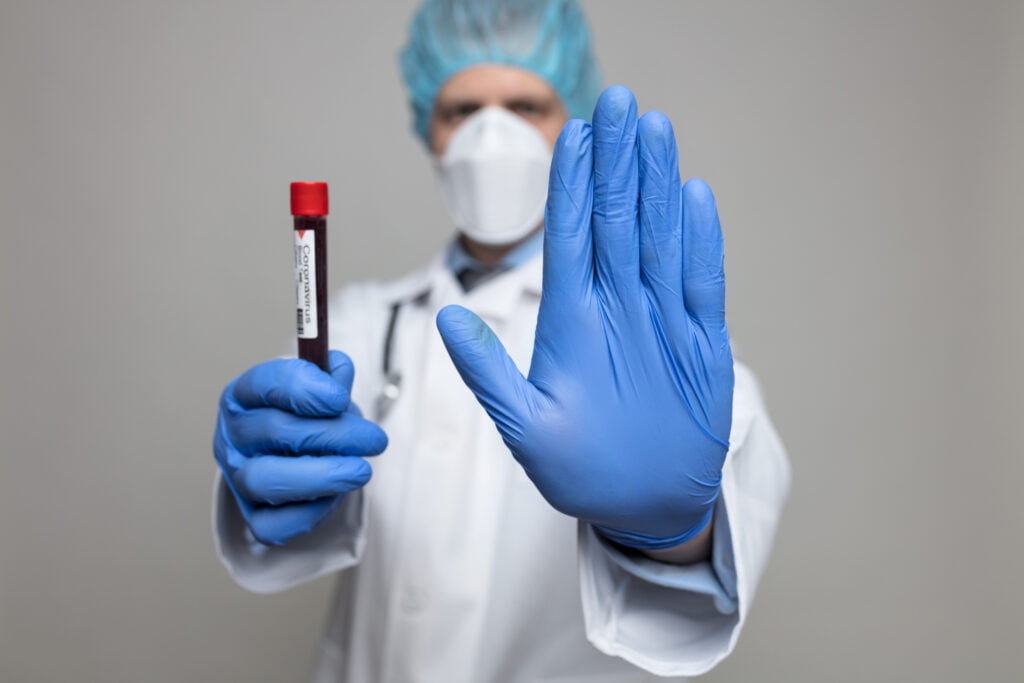 SINDICATUL MEDICILOR: ANGAJATORUL trebuie să suporte COSTURILE TESTĂRII personalului medical COVID-19 1 doctor holding a coronavirus blood test sample 6YME4G3