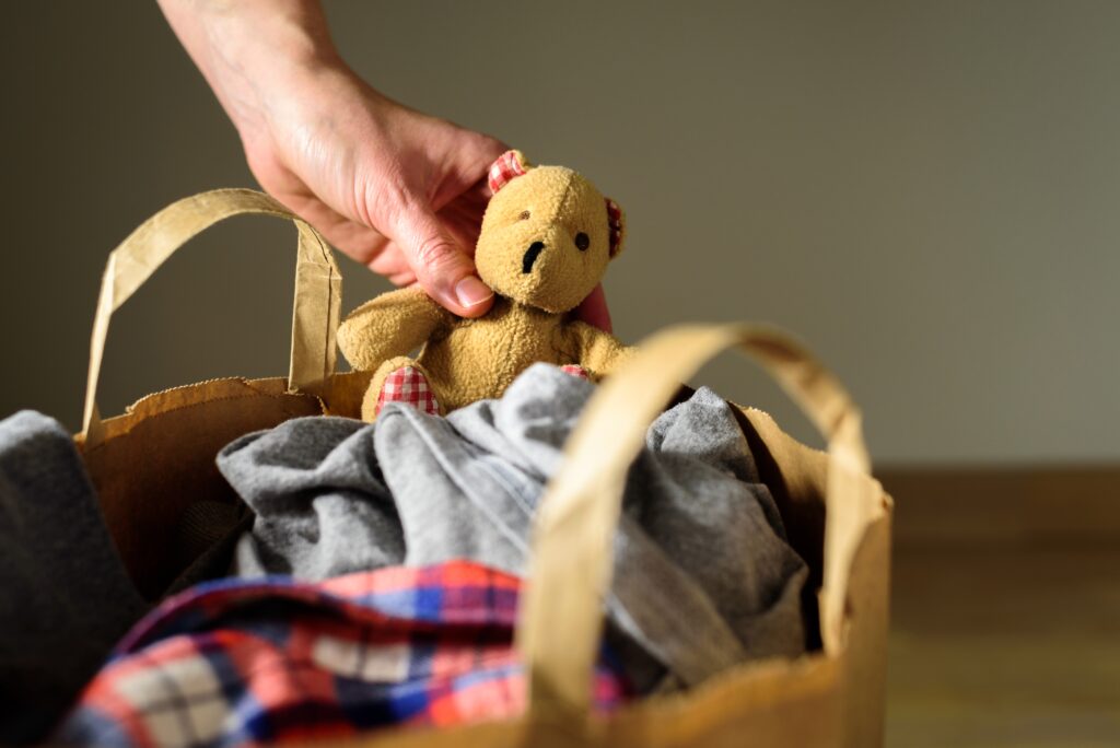 Cruce Roșie Dolj - campanie de donații pentru refugiații ucrainieni. Cum poți să ajuți 1 paper bag with clothes donation 2021 08 30 20 22 57 utc