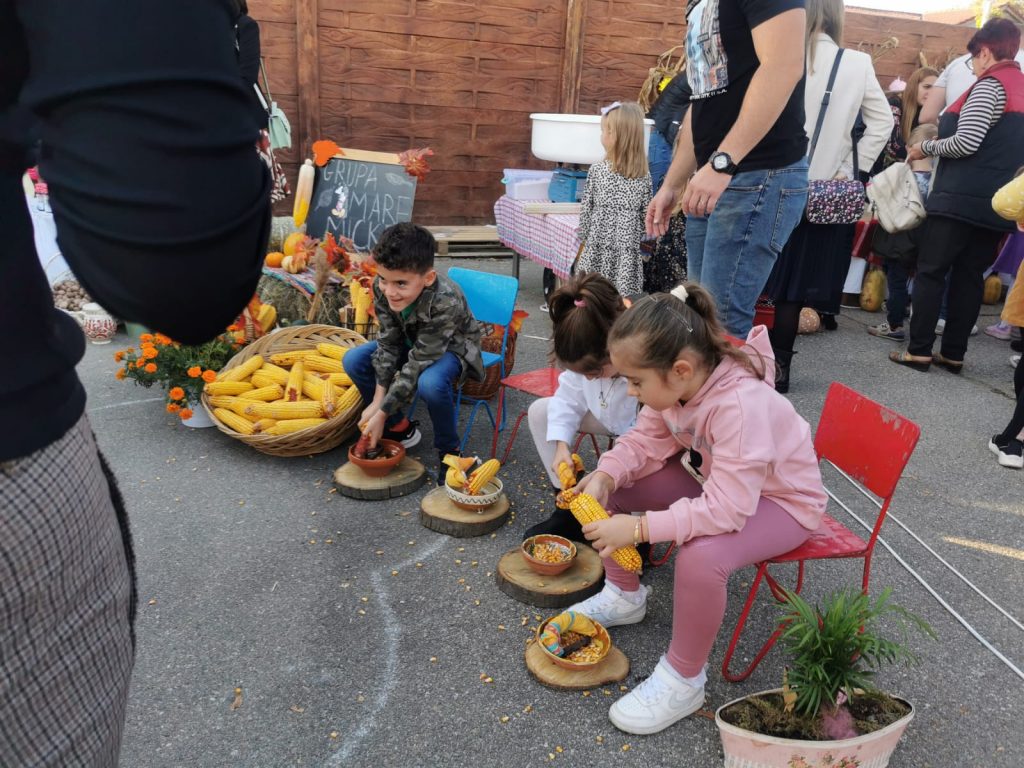 Festivalul Toamnei la Grădinița „Petrache Poenaru”. Lecții de antreprenoriat și bucurie 7 WhatsApp Image 2022 10 19 at 20.02.50