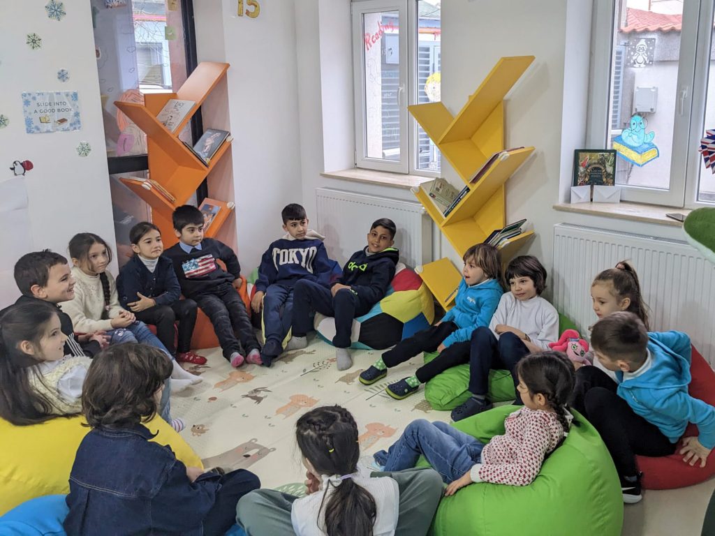 Elevii care deja au început cursurile, în timpul orelor