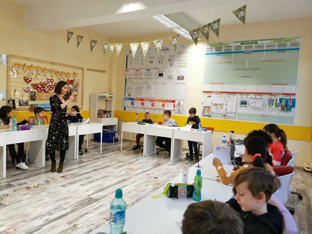 Maria Stuparu, învățătoarea care cucerește elevii și îi face să iubească școala 2 WhatsApp Image 2023 04 04 at 13.23.46