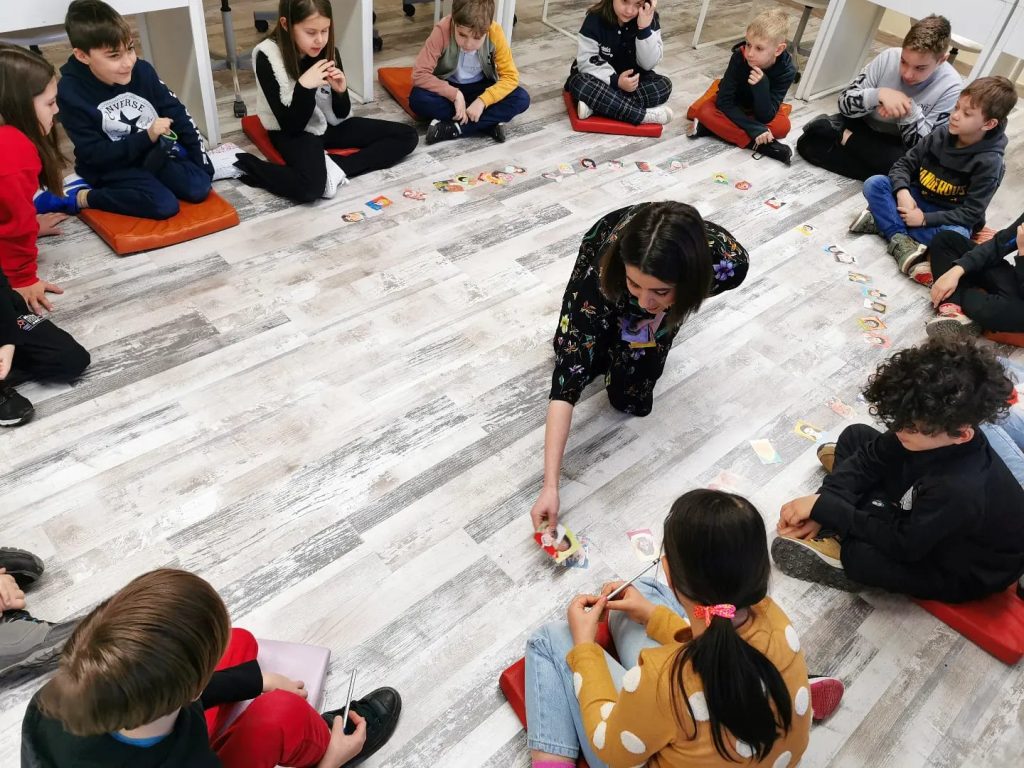 Maria Stuparu, învățătoarea care cucerește elevii și îi face să iubească școala 5 WhatsApp Image 2023 04 04 at 13.23.48