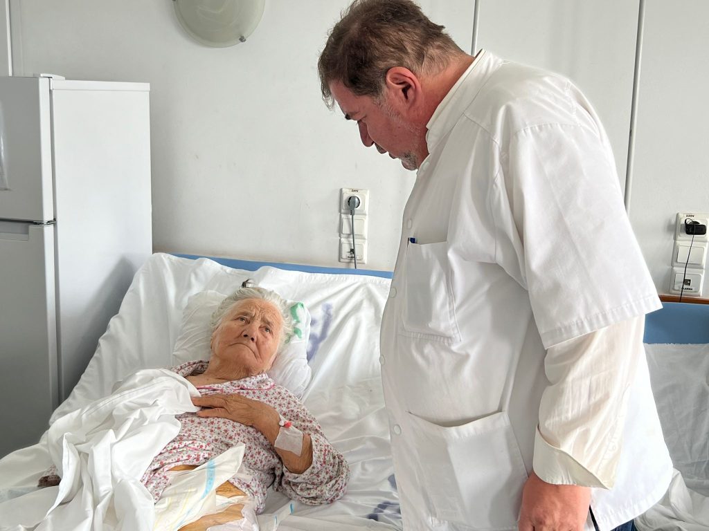 Dr. Victor Mărcușanu alături de pacienta sa 