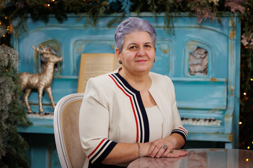 Prof. Carmen Marcu: „Nu elevii trebuie să se adapteze la profesor, ci profesorul trebuie să-și adapteze metodele” 1 CAT 9504