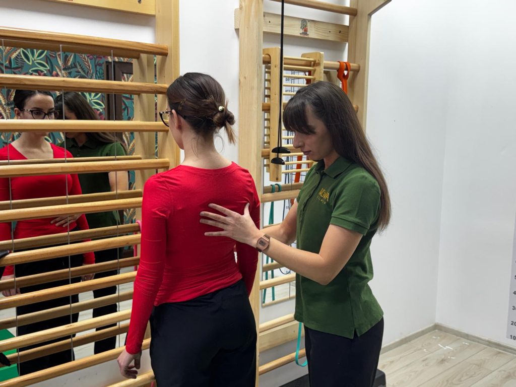 Copilul obosește când merge sau aleargă? Cum ajută exercițiile Schroth 2 WhatsApp Image 2026 04 17 at 10.52.30